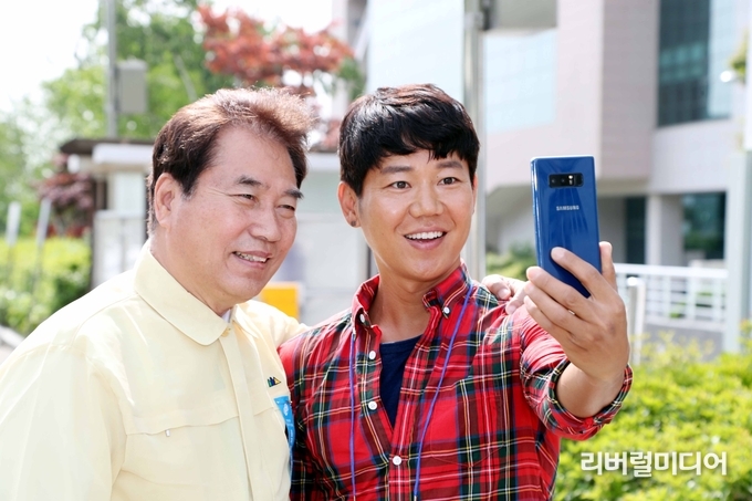 sns시민기자단과 사진 찍는 백군기 용인시장.