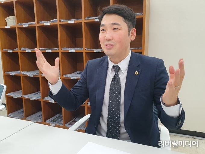 인터뷰 하는 신정현 의원.