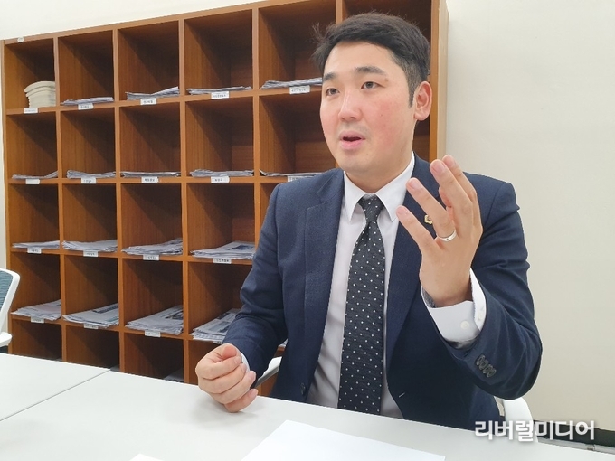 인터뷰 하는 신정현 의원.
