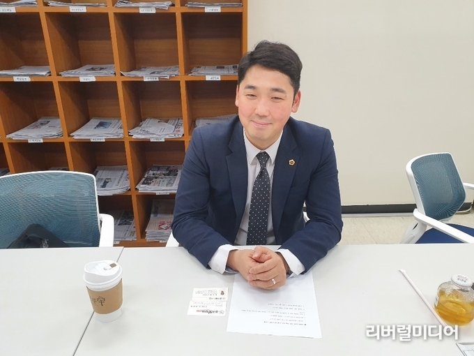 신정현 의원 모습.