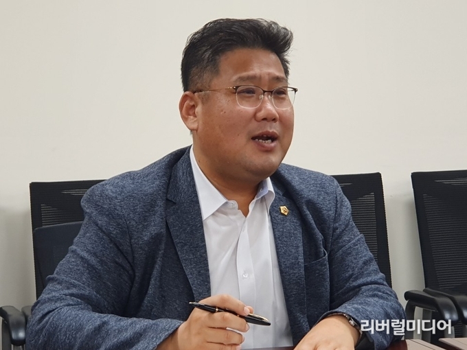 11일 경기도의회에서 인터뷰하는 김태형 의원.