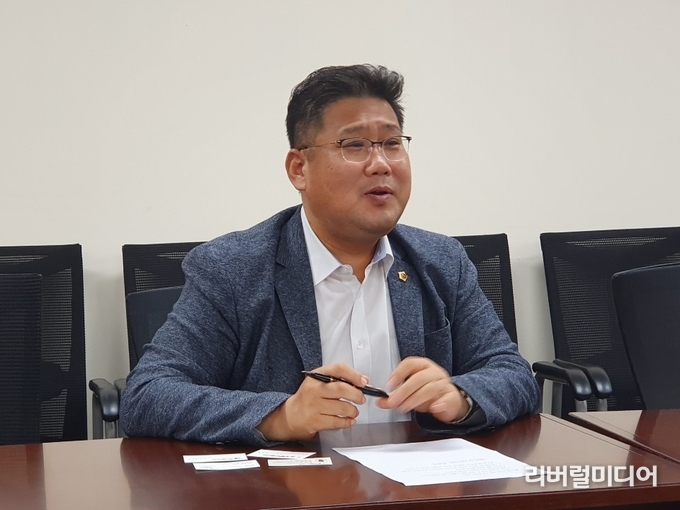 11일 경기도의회에서 인터뷰하는 김태형 의원.