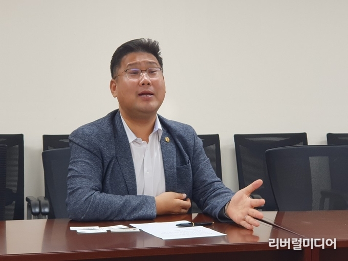 11일 경기도의회에서 인터뷰하는 김태형 의원.