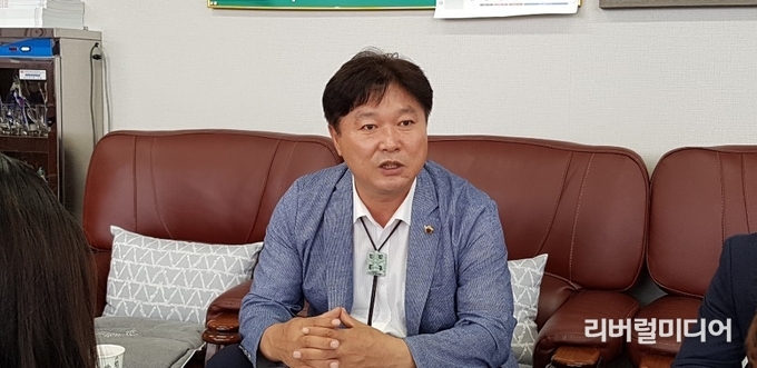 지난 12일 인터뷰하는 경기도의회 성수석 의원 모습.