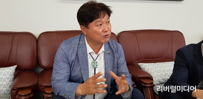 지난 12일 인터뷰하는 경기도의회 성수석 의원 모습.