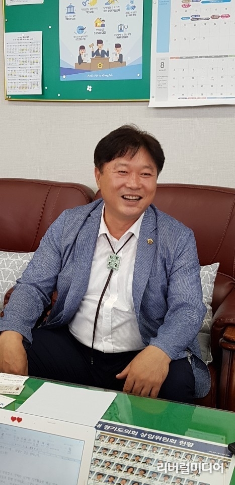 지난 12일 인터뷰하는 경기도의회 성수석 의원 모습.