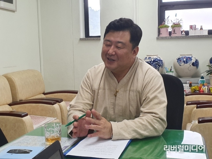 지난 15일 인터뷰하는 경기도의회 김봉균 의원 모습.
