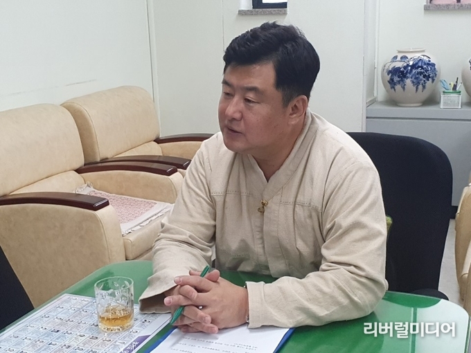 지난 15일 인터뷰하는 경기도의회 김봉균 의원 모습.