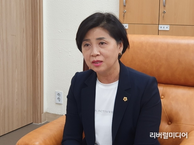 지난 15일 인터뷰하는 경기도의회 김미숙 의원 모습.