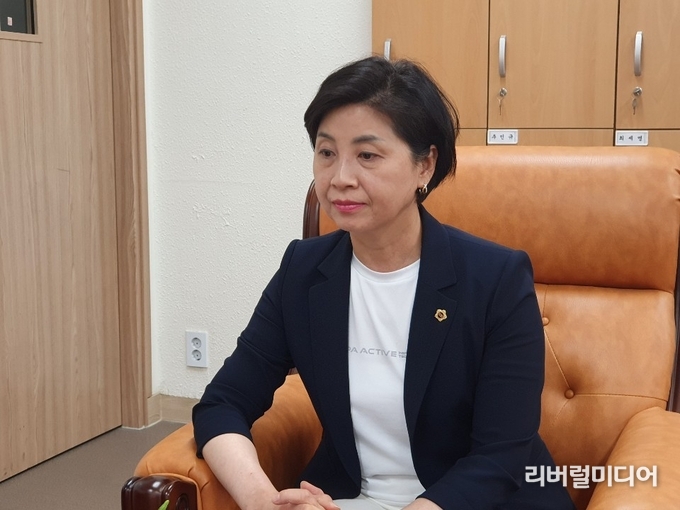 지난 15일 인터뷰하는 경기도의회 김미숙 의원 모습.