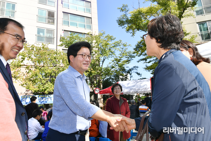 염태영 시장이 청명센트레빌아파트 주민들에게 환영인사를 하고 있다.
