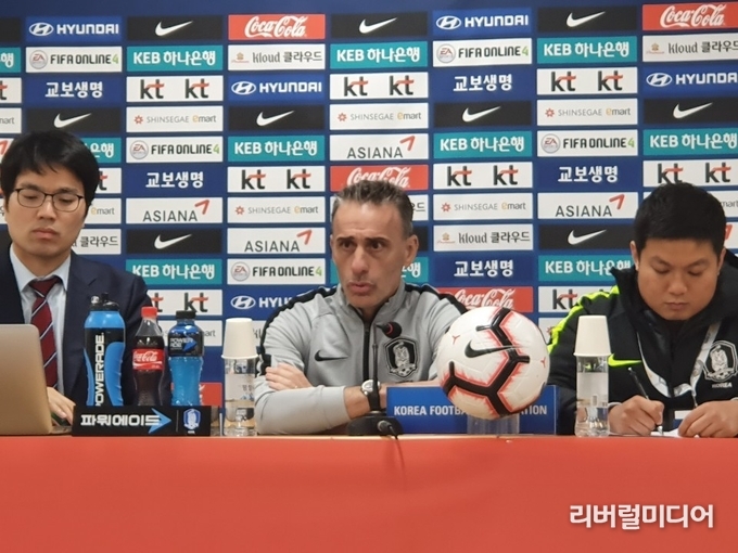 인터뷰하는 파울로 벤투 감독(가운데) 모습.