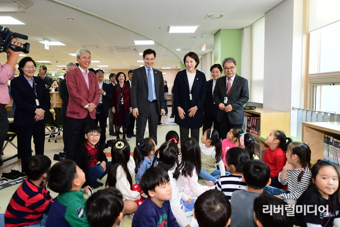 11일 사회관계장관회의 전에 동탄중앙이음터 운영 현장을 견학하고 있는 유은혜 사회부총리, 서철모 화성시장 등 관계자들.