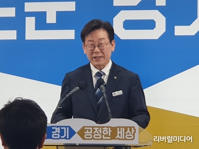 4일 경기도청 구관 2층 브리핑룸에서 이재명 경기도지사가 2020년 예산안에 대해 설명하고 있다.