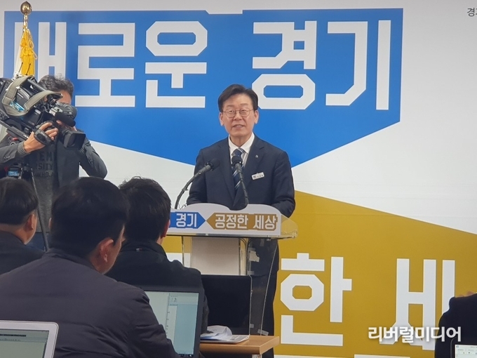 4일 경기도청 구관 2층 브리핑룸에서 이재명 경기도지사가 2020년 예산안을 발표하고 있다.