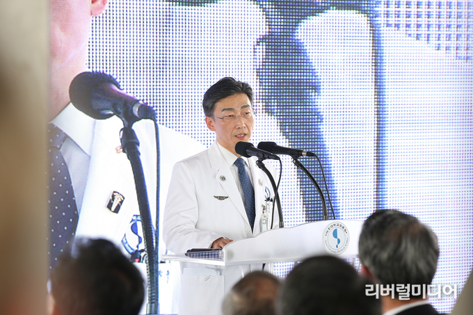 지난 9월 6일 오후 아주대학교병원 옥상 헬리패드에서 열린 ‘경기도 외상체계구축 출범식(경기도 응급의료전용헬기 운항)’에서 이국종 아주대병원 권역외상센터 소장이 경과보고를 하고 있다.