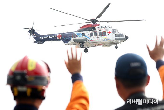 지난 8월 29일 오후 ‘응급의료전용헬기 종합시뮬레이션 훈련’에서 이재명 경기도지사 등 관계자들이 경기도소방재난본부 특수대응단에서 긴급피항 및 급유 지원 태세 등을 살펴본 후 닥터헬기에 탑승해 이륙하고 있다.