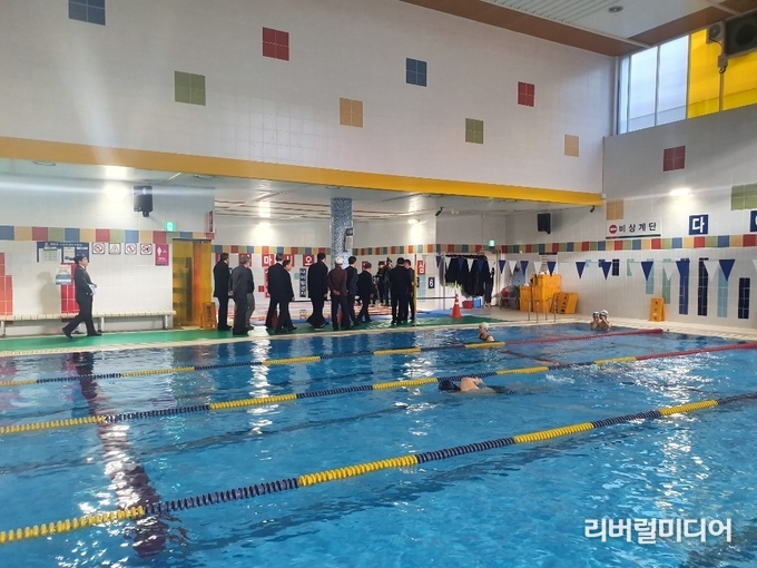 오산시 원동초등학교 스포츠센터 수영장에서 견학하는 모습.