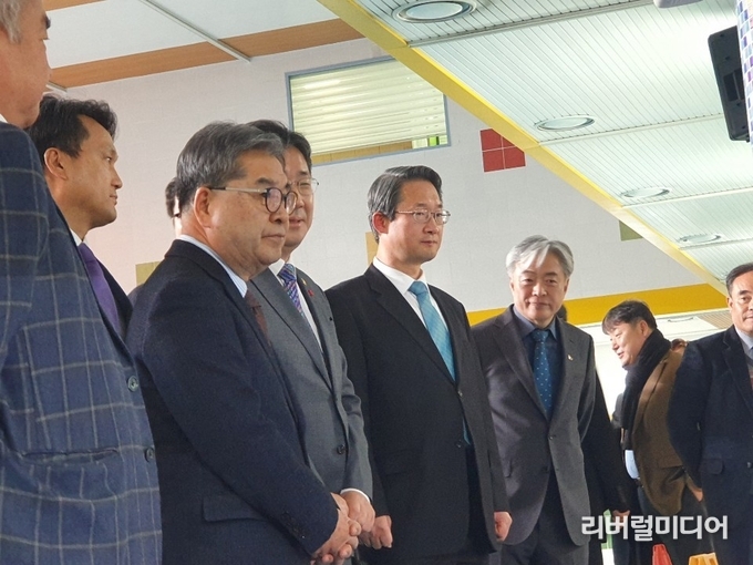 이희겸 부지사, 이재정 교육감 등 관계자들이 수영장 시설을 견학하고 있다.