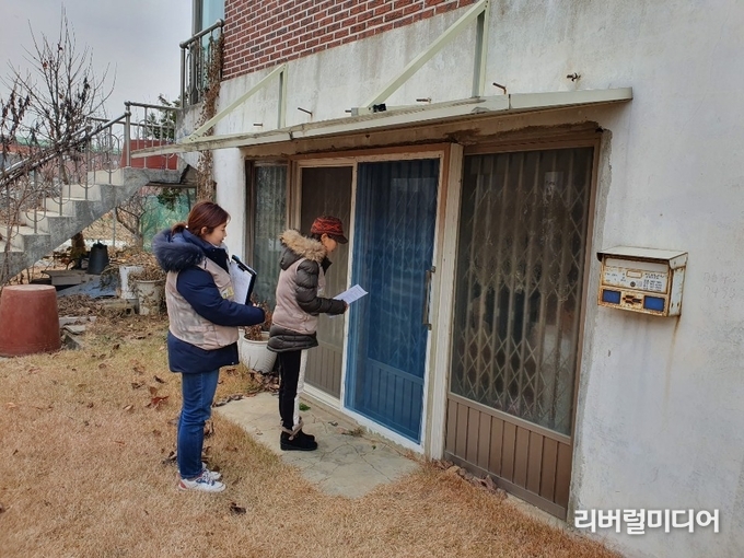 체납관리단 김포시 체납가구 방문 모습.