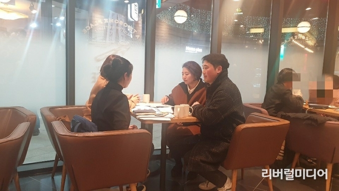지난 20일 신정현 도의원과 프리랜서 강사들의 간담회 모습.
