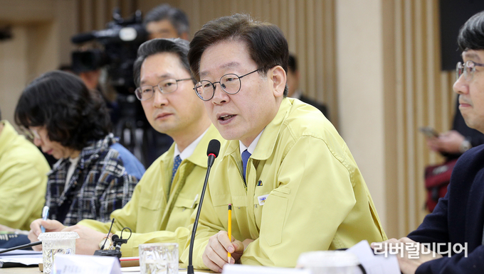 28일 오전 경기도청 상황실에서 열린 신종 코로나바이러스감염증 대응 민·관 합동 전문가 비상대책회의에서 이재명 경기도지사가 인사말을 하고 있다.