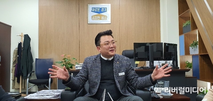 지난 3일 경기도 시장상권진흥원 원장실에서 인터뷰하는 임진 원장 모습.