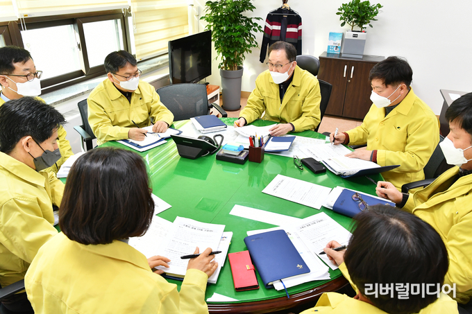 신종 코로나바이러스 감염증 대응 수원시 경제 T/F가 회의를 하고 있다.