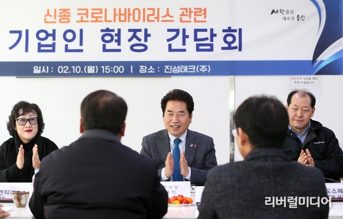 기업인 간담회에서 백군기 용인시장(가운데).