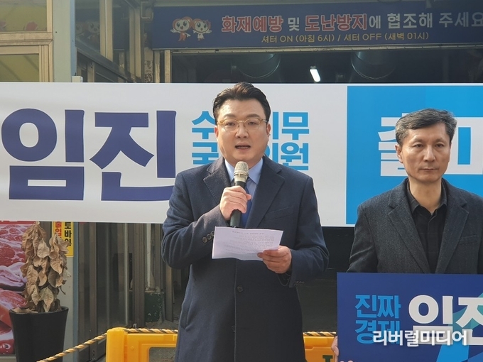 20일 권선종합시장에서 수원무지역으로 출마의사를 밝히는 임진 전 원장(왼쪽).