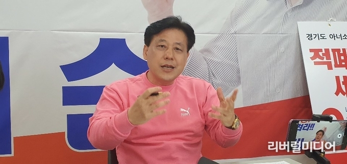 지난 18일 박재순 예비후보 선거사무실에서 인터뷰하는 박 예비후보 모습.