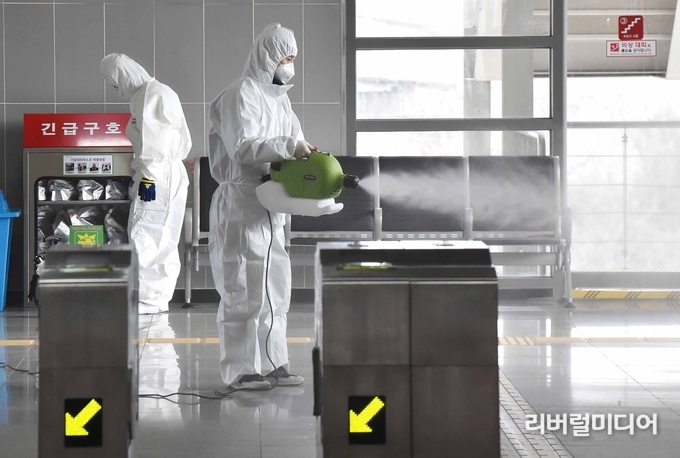 경전철 방역하는 모습.
