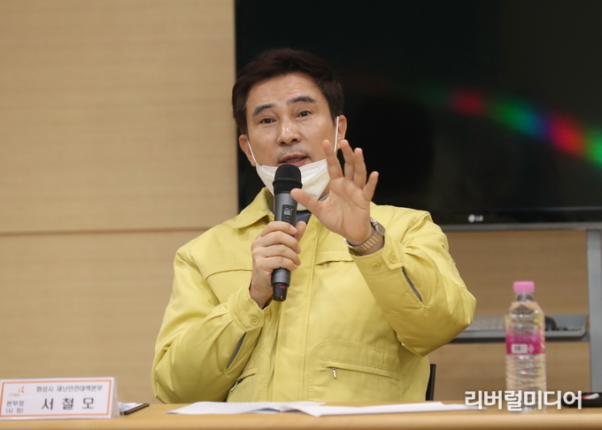 코로나19 재난안전대책본부 회의를 주재하고 있는 서철모 화성시장.