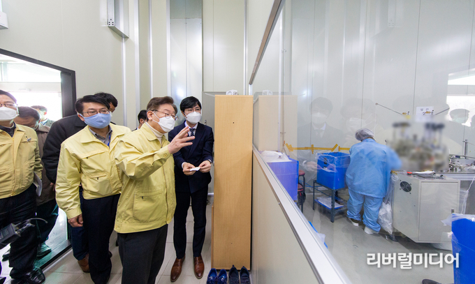 제조업체를 방문한 이재명 경기지사 및 관계자들 모습.