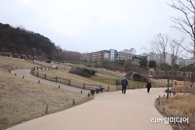 금암리지석묘군이 위치한 고인돌공원.