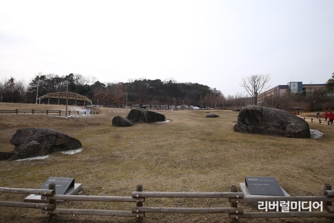 금암리지석묘군 앞에 안내문이 설치돼 있다.