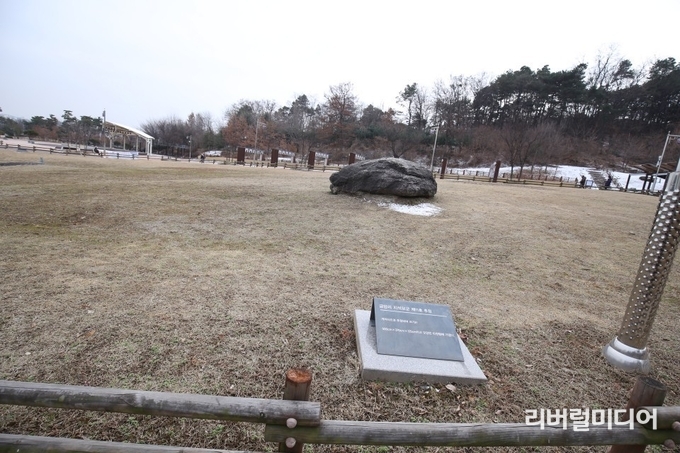 금암리지석묘군 앞에 안내문이 설치돼 있다.