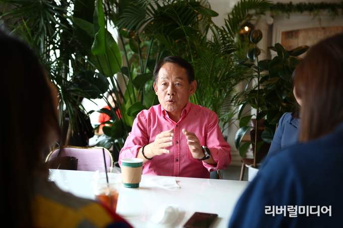 오산시민들과 대화하고 있는 최윤희 후보.