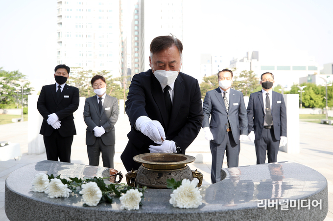 현충탑 참배하는 이재강 경기도 평화부지사.