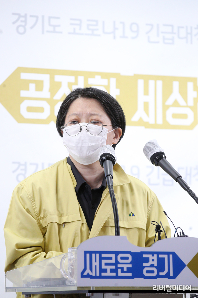 브리핑하는 이희영 경기도 코로나19 긴급대책단 공동단장.