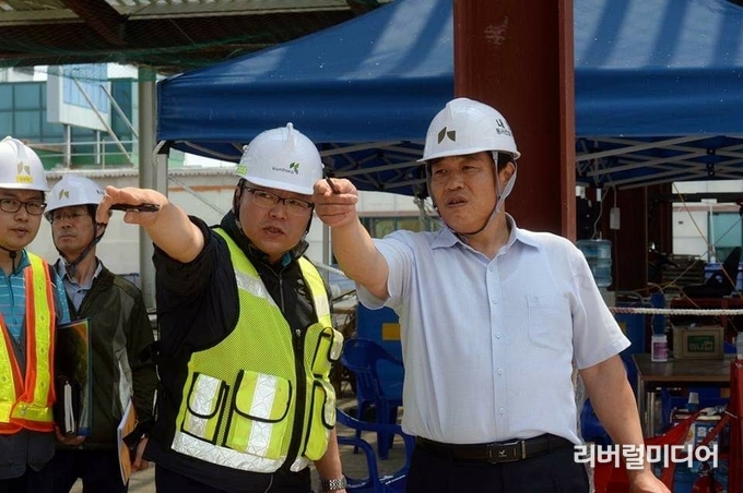 김명철 의원 현장에서 활동하는 모습(우측).