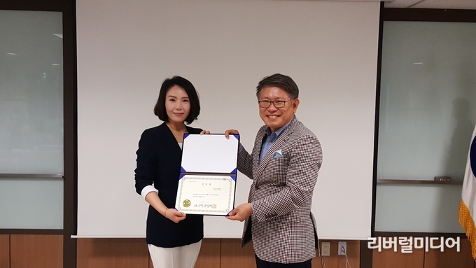 2020년도 강사 협회 이사로 임명받는 고연경 대표(좌) 모습.