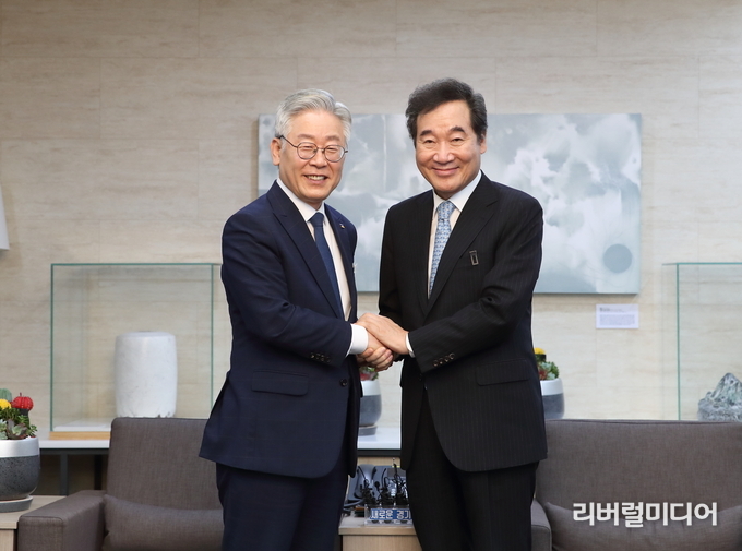 30일 오전 이재명 경기도지사가 경기도청에 방문한 이낙연 의원을 접견했다.