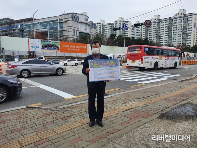 20일 이상복 오산시의원이 동부대로 앞에서 인터뷰를 진행하고 있다.