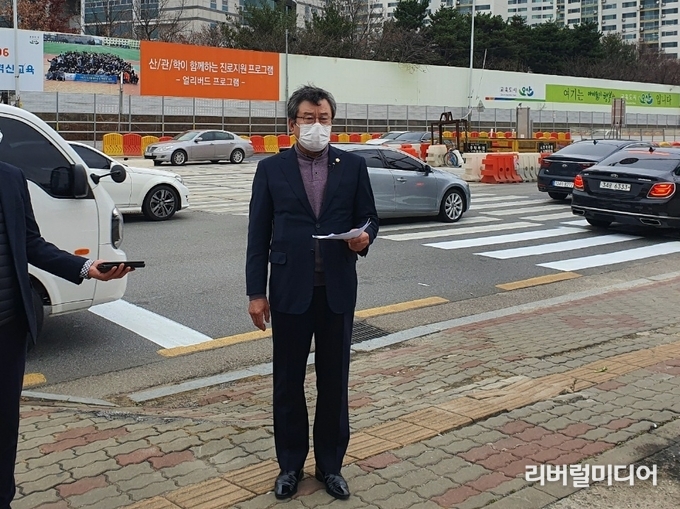 20일 이상복 오산시의원이 동부대로 앞에서 인터뷰를 진행하고 있다.
