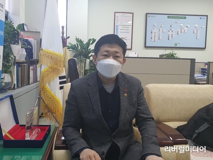 지난 24일 경기도의회 보건복지위원회 사무실에서 지석환 의원과 인터뷰를 진행했다.