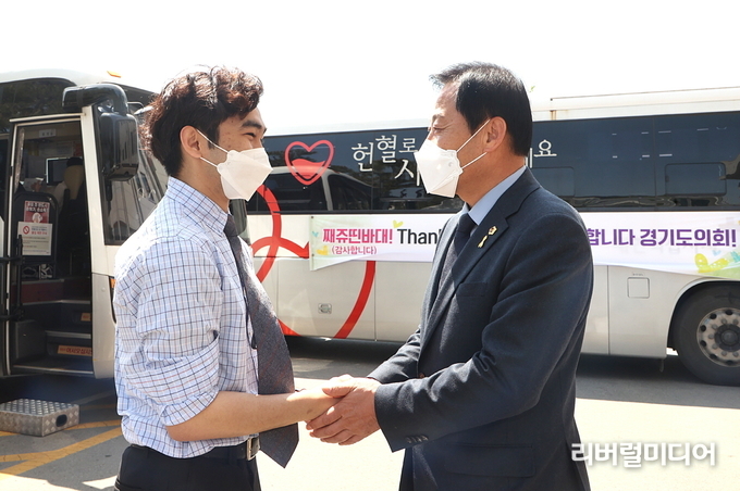 (왼쪽부터)진밍파잉 대표, 장현국 의장.
