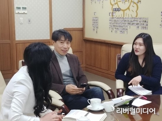지난 11일 리버럴미디어는 ‘강기자공기자 인터쇼’ 이홍근 게스트와 함께 ‘욜로’에 대해 토크쇼를 진행했다. 좌측부터 강한별 기자, 이홍근 부의장, 공소리 기자.