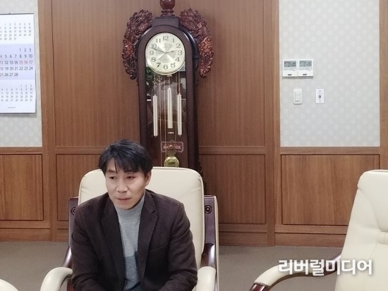 지난 11일 리버럴미디어는 ‘강기자공기자 인터쇼’ 이홍근 게스트와 함께 ‘욜로’에 대해 토크쇼를 진행했다. 이홍근 부의장 모습.