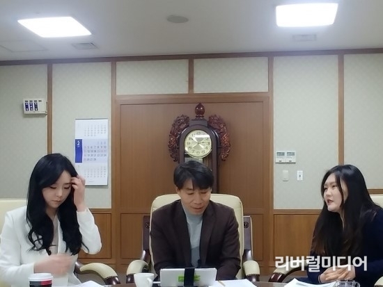 지난 11일 리버럴미디어는 ‘강기자공기자 인터쇼’ 이홍근 게스트와 함께 ‘욜로’에 대해 토크쇼를 진행했다. 좌측부터 강한별 기자, 이홍근 부의장, 공소리 기자.